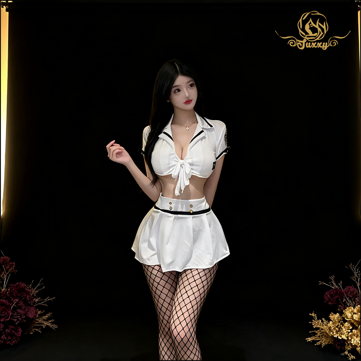 cosplay of a trainee policewoman in a mini-skirt-style lingerie uniform.