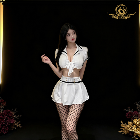 cosplay of a trainee policewoman in a mini-skirt-style lingerie uniform.