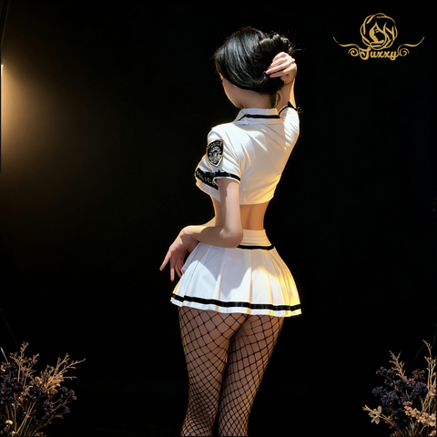 cosplay of a trainee policewoman in a mini-skirt-style lingerie uniform.